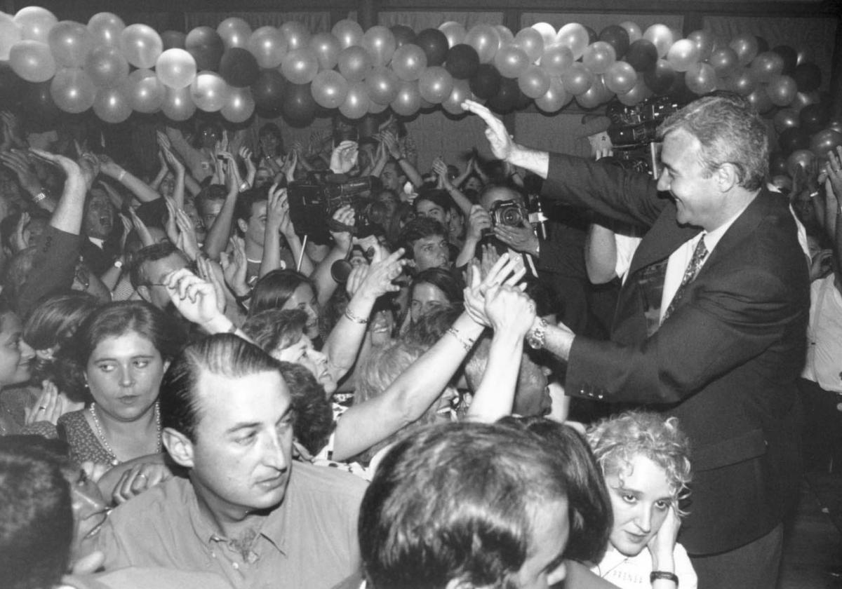 Ramón Luis Valcárcel, con afiliados y simpatizantes del PP celebrando el triunfo del Partido Popular en las elecciones autonómicas de 1995.