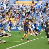 Luque, del UCAM, camina cabizbajo mientras el Sabadell celebra el ascenso a Primera RFEF.