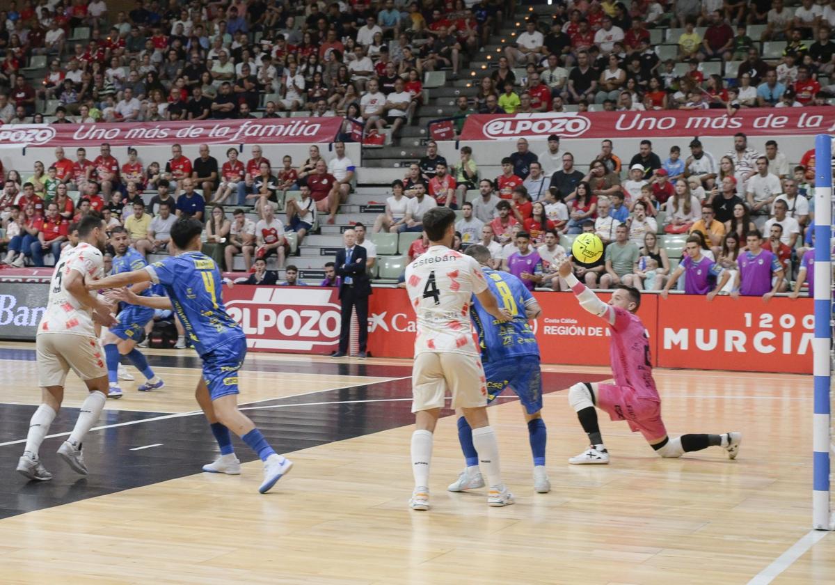 Felipe Valerio dispara a portería para hacer uno de los dos goles que anotó ayer en la victoria de los murcianos ante el Peñíscola.