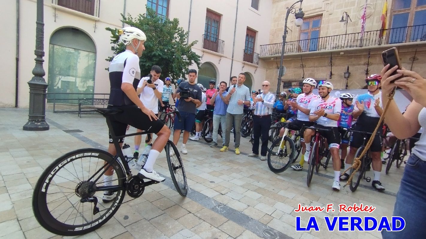 Imágenes de la salida de la Vuelta a España de José María López a beneficio de la FELL