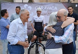 la madre de José María López se abraza con Antonio López Bermejo, presidente de FELL, en presencia de su hijo al que acompañan el alcalde y los concejales de Deportes y Turismo.