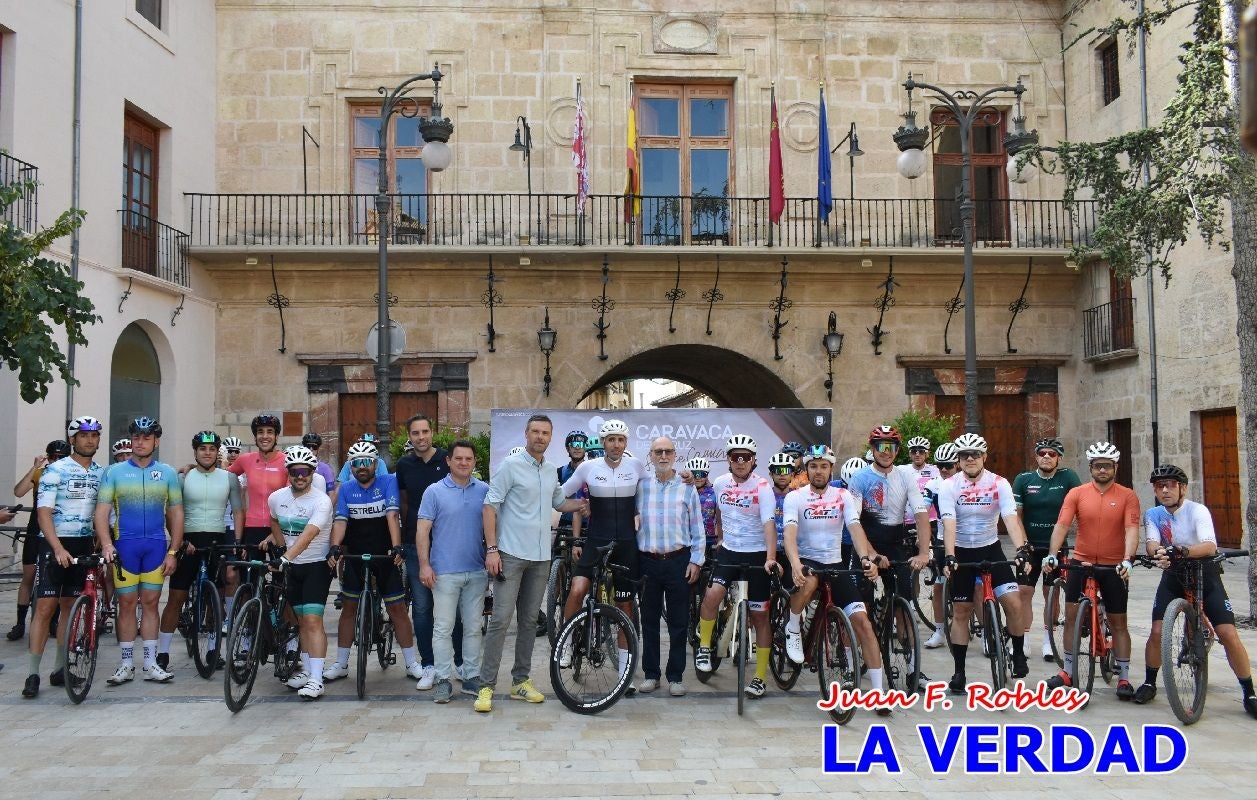 Imágenes de la salida de la Vuelta a España de José María López a beneficio de la FELL