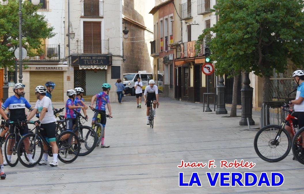 Imágenes de la salida de la Vuelta a España de José María López a beneficio de la FELL