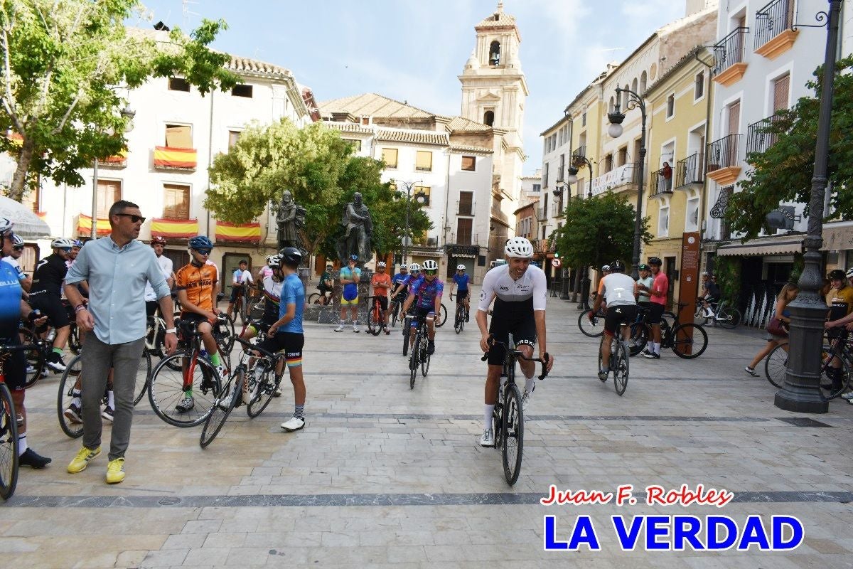 Imágenes de la salida de la Vuelta a España de José María López a beneficio de la FELL