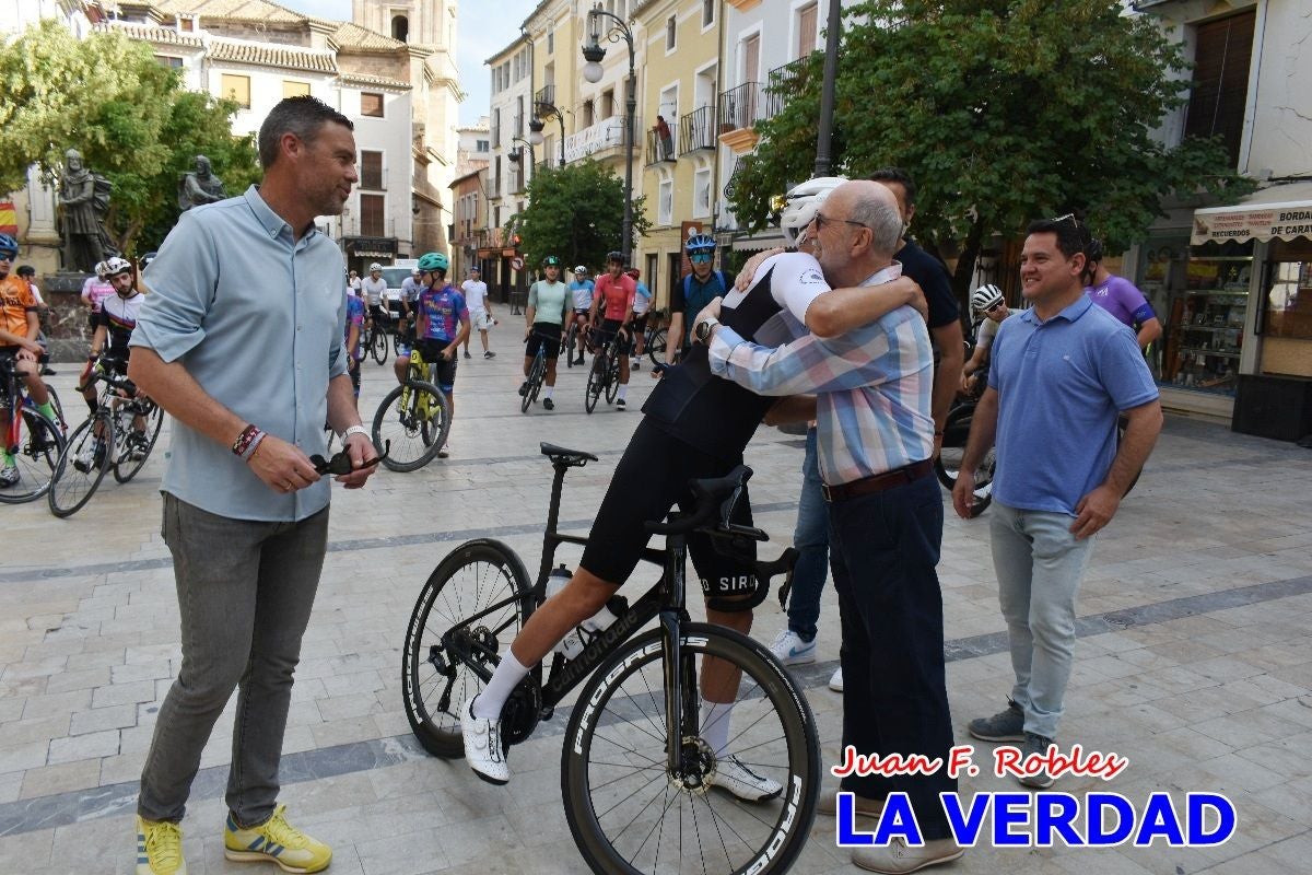 Imágenes de la salida de la Vuelta a España de José María López a beneficio de la FELL