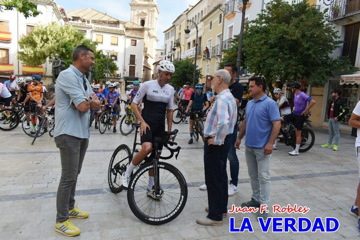 Imágenes de la salida de la Vuelta a España de José María López a beneficio de la FELL