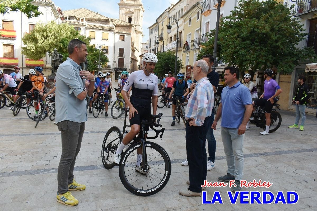 Imágenes de la salida de la Vuelta a España de José María López a beneficio de la FELL