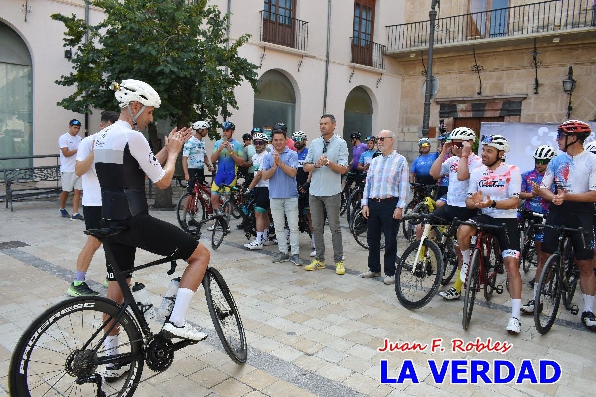 Imágenes de la salida de la Vuelta a España de José María López a beneficio de la FELL