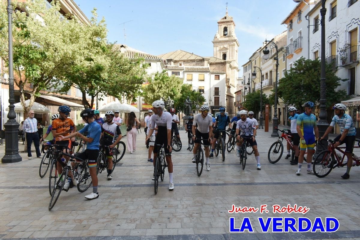 Imágenes de la salida de la Vuelta a España de José María López a beneficio de la FELL