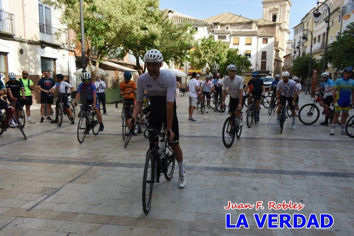 Imágenes de la salida de la Vuelta a España de José María López a beneficio de la FELL