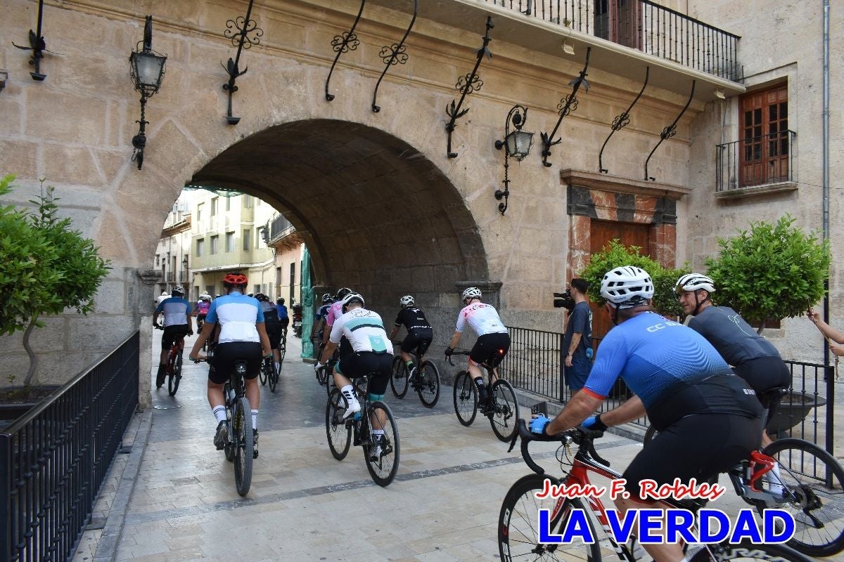 Imágenes de la salida de la Vuelta a España de José María López a beneficio de la FELL