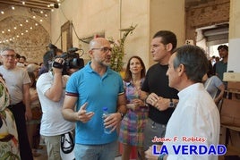 Manu Tenorio junto a Ana Belén Martínez, Salvador Gómez y Juan Romero en el patio del antiguo colegio de los Jesuitas.