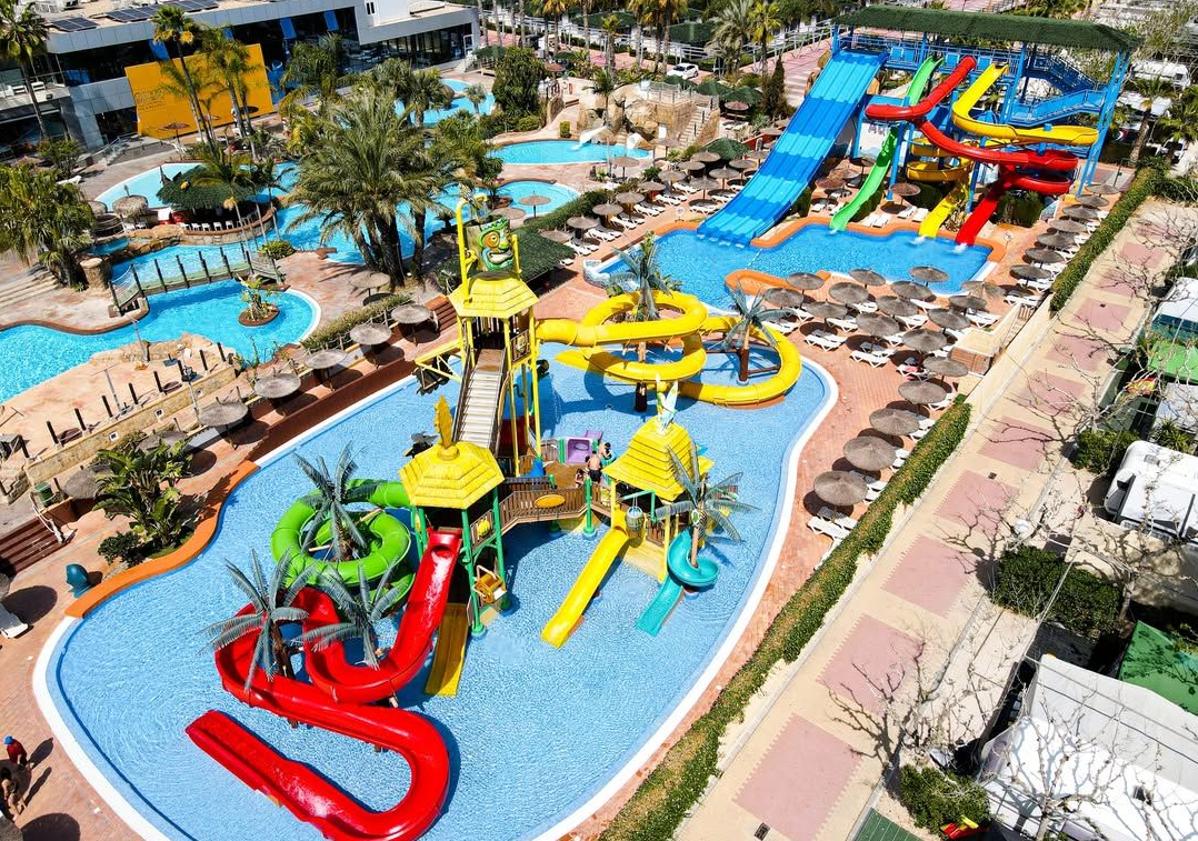 Imagen principal - El camping con la piscina más bonita de España está muy cerca de la Región de Murcia: «Parece Bali»