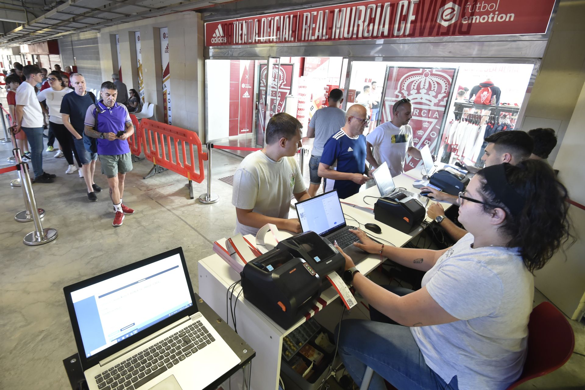 Aficionados del Murcia retiraron su entrada en el estadio.