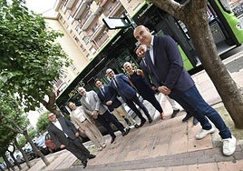 El consejero Garcia Montoro y el concejal Muñoz Moreno, junto a los alcaldes de los municipios limítrofes implicados, tras la reunión de hoy, con uno de los buses eléctricos que prestarán el servicio.