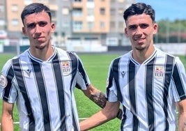 Los mellizos Fran (i) y Álex Hernández, antes de un partido de esta temporada con el Cartagena B en el Mundial 82.