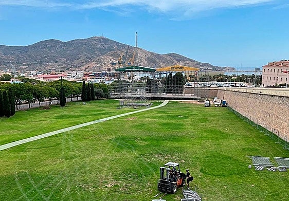 Imagen de archivo de trabajos de montaje en el recinto del festival Rock Imperium.