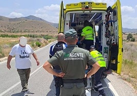 Los sanitarios trasladan al herido, este martes.