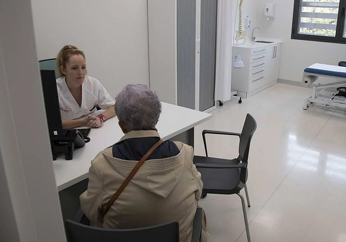 Un paciente es atentido en un centro de salud de Cartagena, en una imagen de archivo.