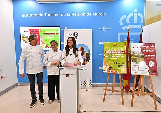 La consejera Carmen Conesa, con los representantes de Jecomur durante el acto de presentación del concurso.