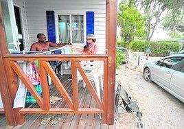 Una familia disfruta de sus vacaciones estivales en una vivienda alquilada.