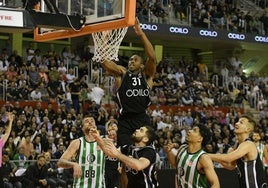 El pívot Ugochukwu machaca el aro en la eliminatoria de 'playoff' contra el Betis.