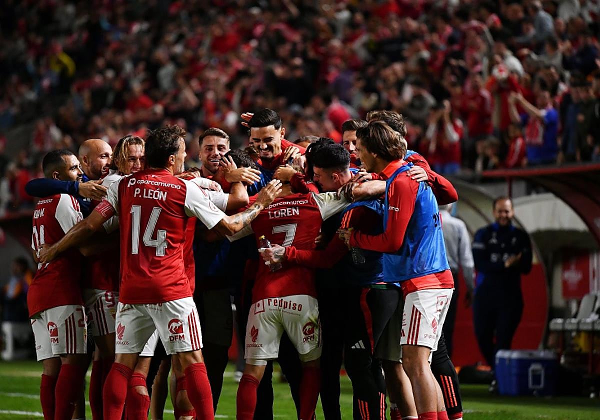 Los jugadores del Real Murcia celebran un gol de Loren Burón el pasado mes de diciembre ante el Real Madrid Castilla.