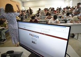 Una profesora de la Universidad de Murcia da instrucciones a los alumnos en el Aulario Norte del Campus de Espinardo.