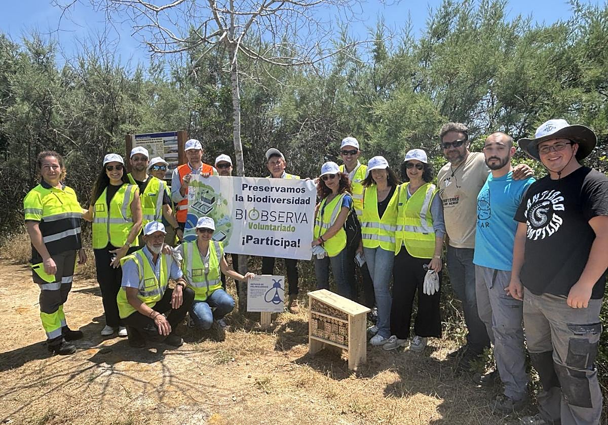 Voluntarios de Hidrogea y ANSE durante el taller de polinizadores en la ecofactoría de Cabezo Beaza.