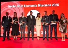 Foto de familia de los premiados junto al presidente regional Fernando López Miras y la presidente de la Cámara de Comercio, Miryam Fuertes.