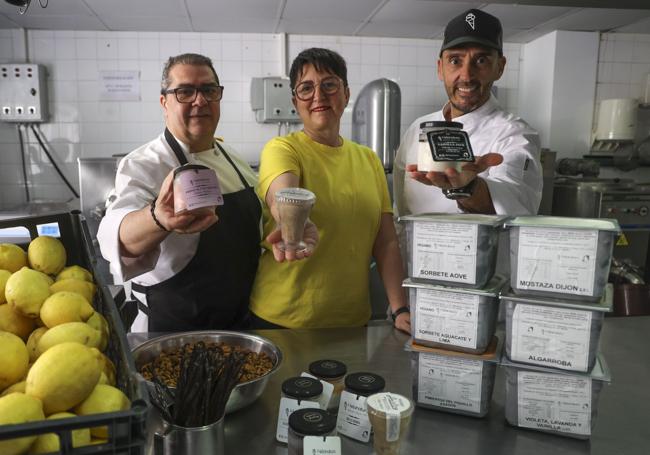 José Ángel Lasheras, María del Carmen Miquel y su hermano José Manuel, en el obrador.