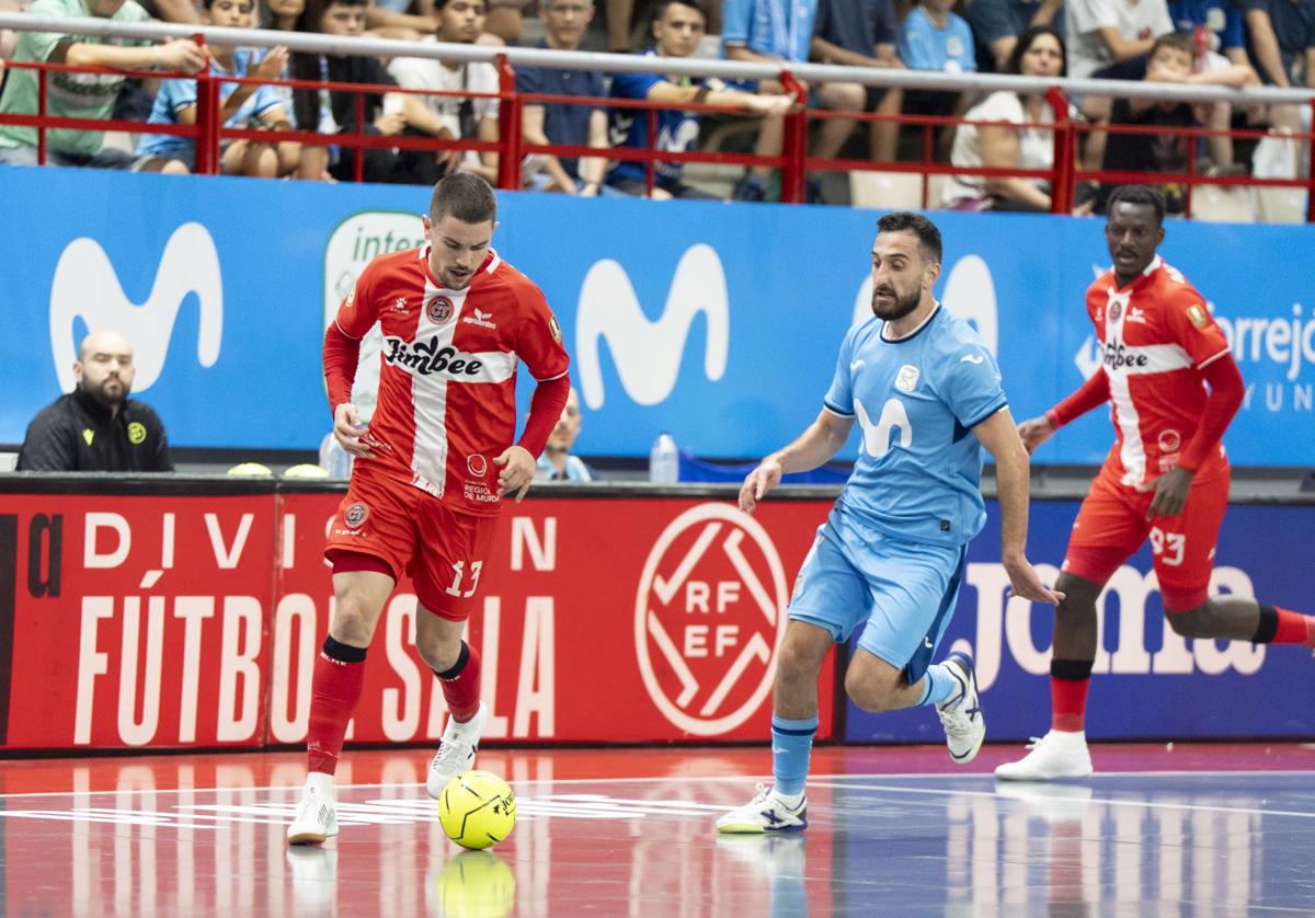 El blanqueño Mellado, autor del 1-1, conduce el balón contra el Inter Movistar, en Torrejón de Ardoz, con 200 cartageneros en las gradas.