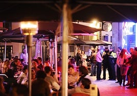 Zona con terrazas y bares en el centro de Murcia.