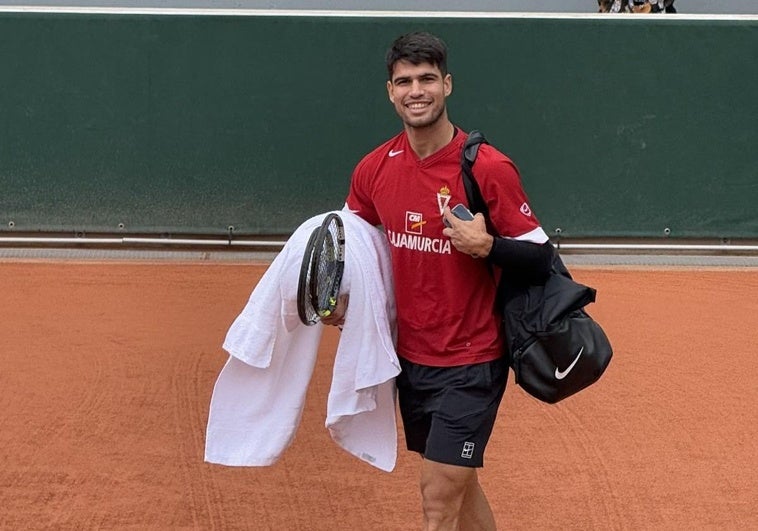 Alcaraz entra en pista con una camiseta del Real Murcia.
