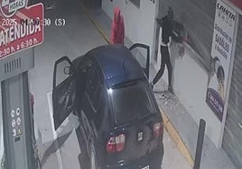 Imágenes del asalto, captadas por una cámara de seguridad.