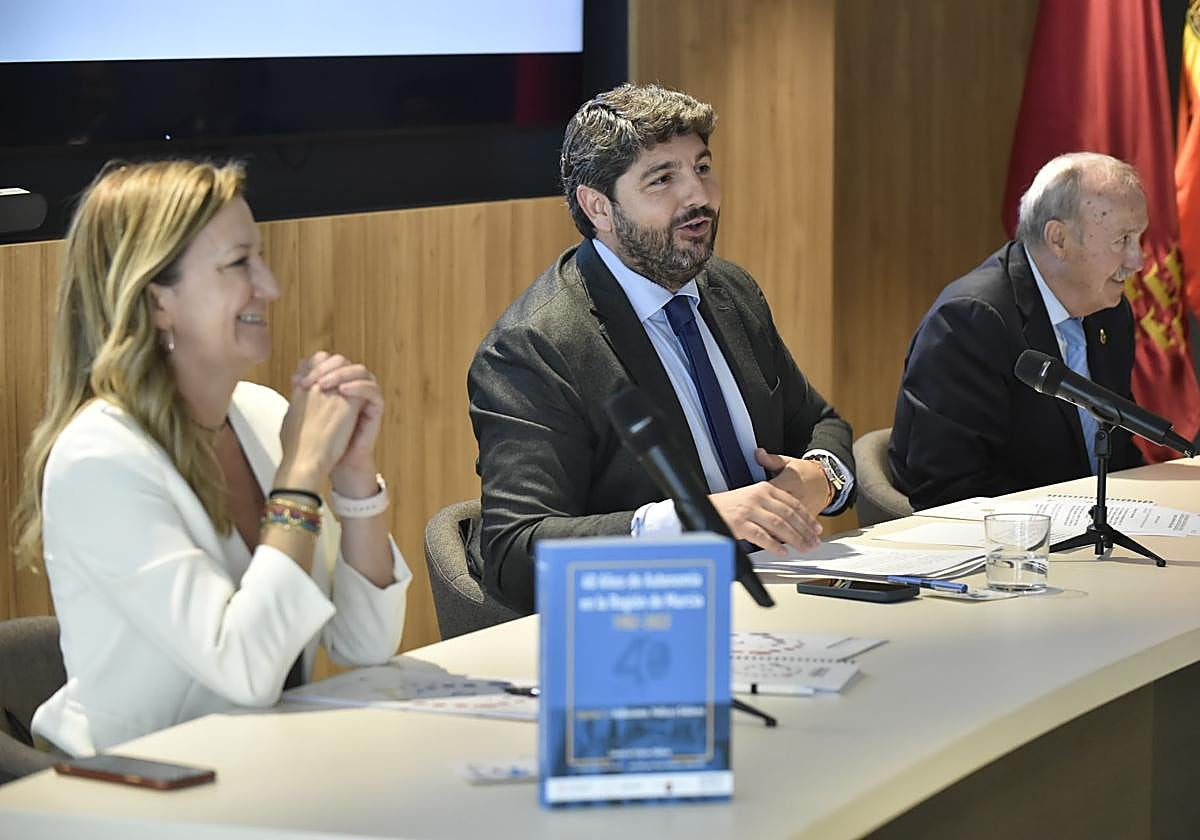 Un momento de la presentación del libro '40 años de autonomía en la Región de Murcia (1982-2022)'.