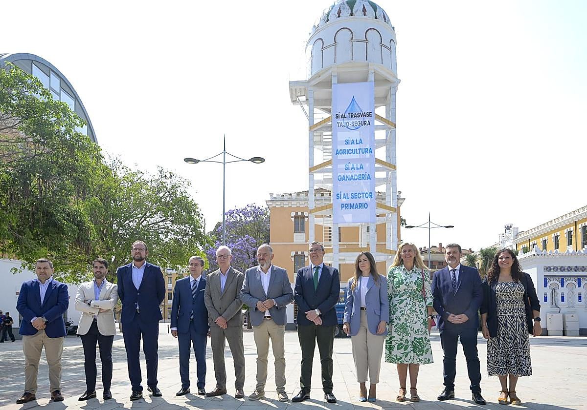 El alcalde José Ballesta junto a Lucas Jiménez (Scrats), frente al cartel del Trasvase, ayer.