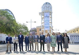 El alcalde José Ballesta junto a Lucas Jiménez (Scrats), frente al cartel del Trasvase, ayer.