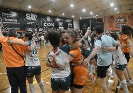 María Valsera, abrazada por sus compañeras tras desatarse la locura en el Gabriel Pérez, anoche.