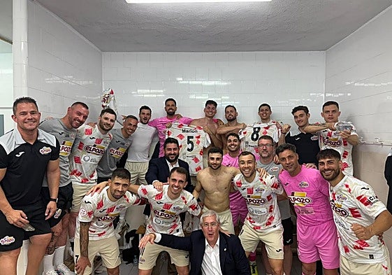 Jugadores y cuerpo técnico de El Pozo celebran su victoria de ayer en el tercer partido de la serie de cuartos de final ante el Peñíscola.