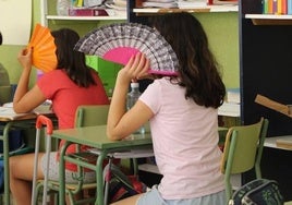 Imagen de archivo de unas alumnas de Primaria con abanicos.
