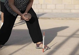 Imagen de archivo de una mujer jugando a los bolos cartageneros.