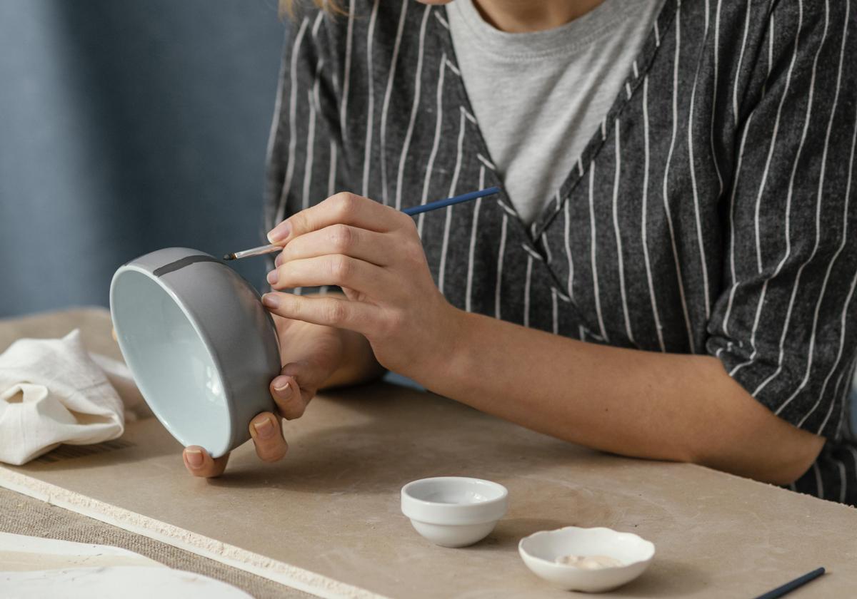 Cuidado con estos esmaltes al pintar tazas y platos de cerámica: «Pueden ser cancerígenos».