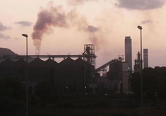 Imagen de archivo de actividad industrial en el Valle de Escombreras.