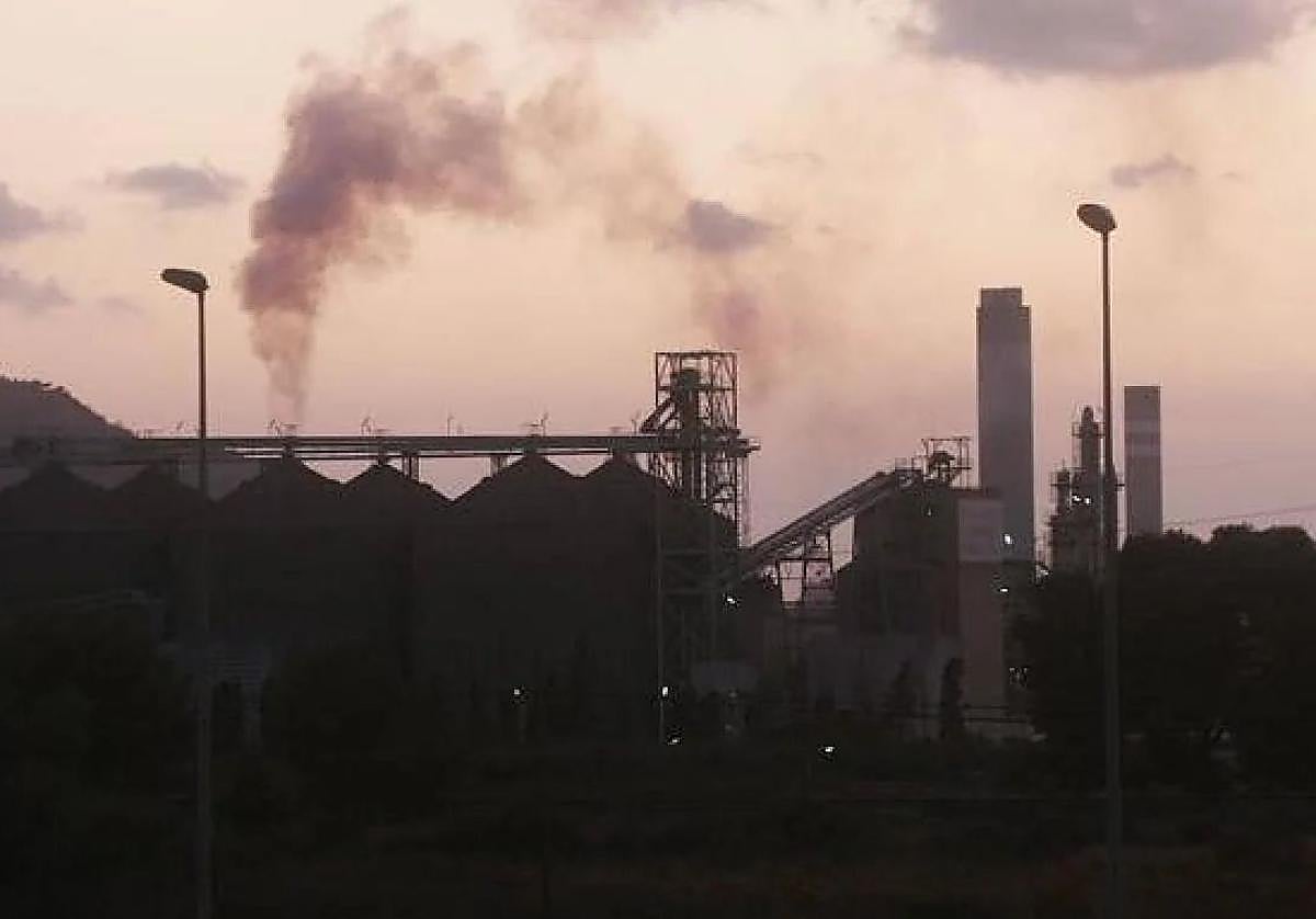Imagen de archivo de actividad industrial en el Valle de Escombreras.