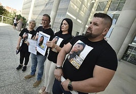 La familia de Sara Gómez presentando, este jueves, la denuncia ante la Fiscalía.