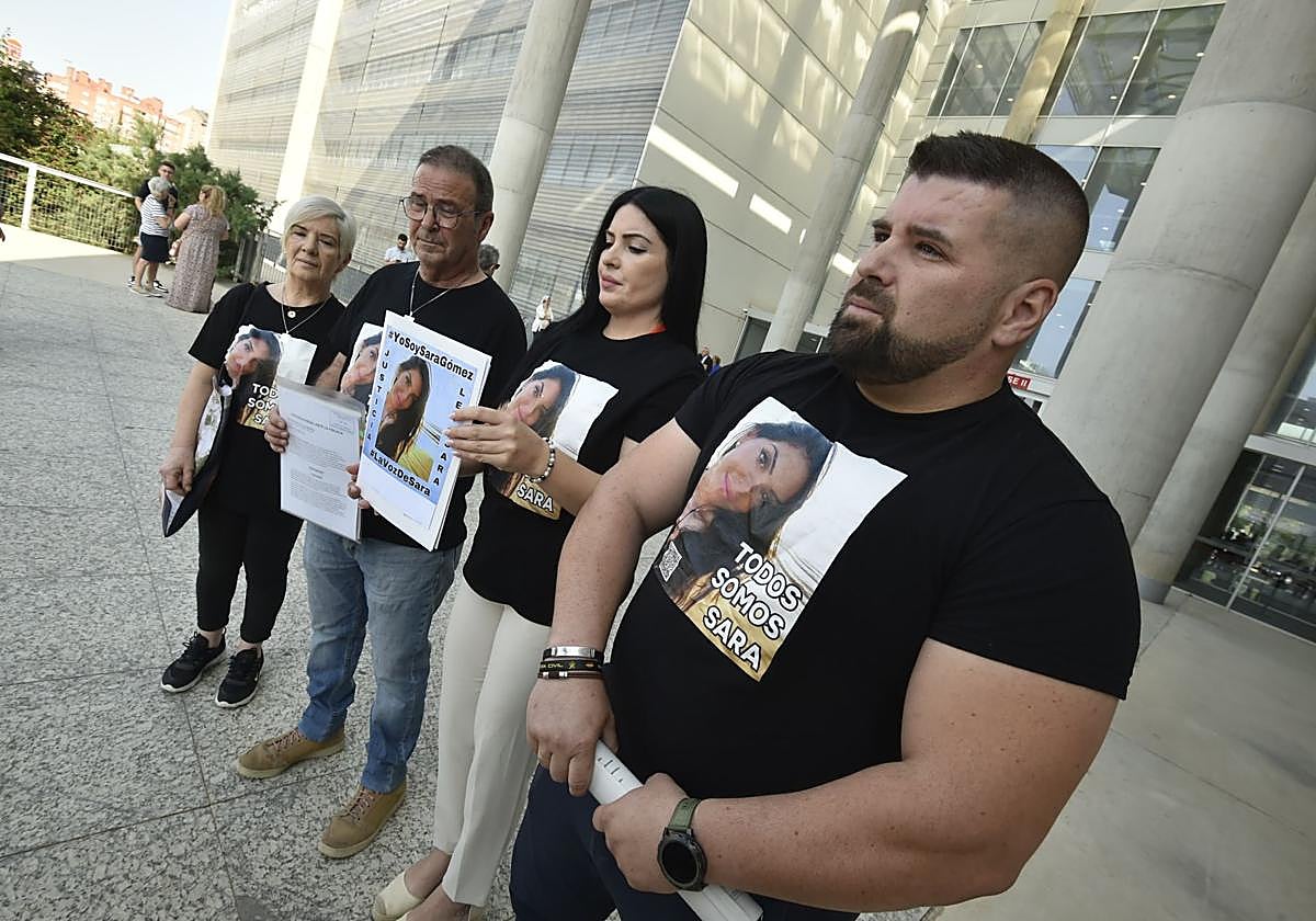 La familia de Sara Gómez presentando, este jueves, la denuncia ante la Fiscalía.