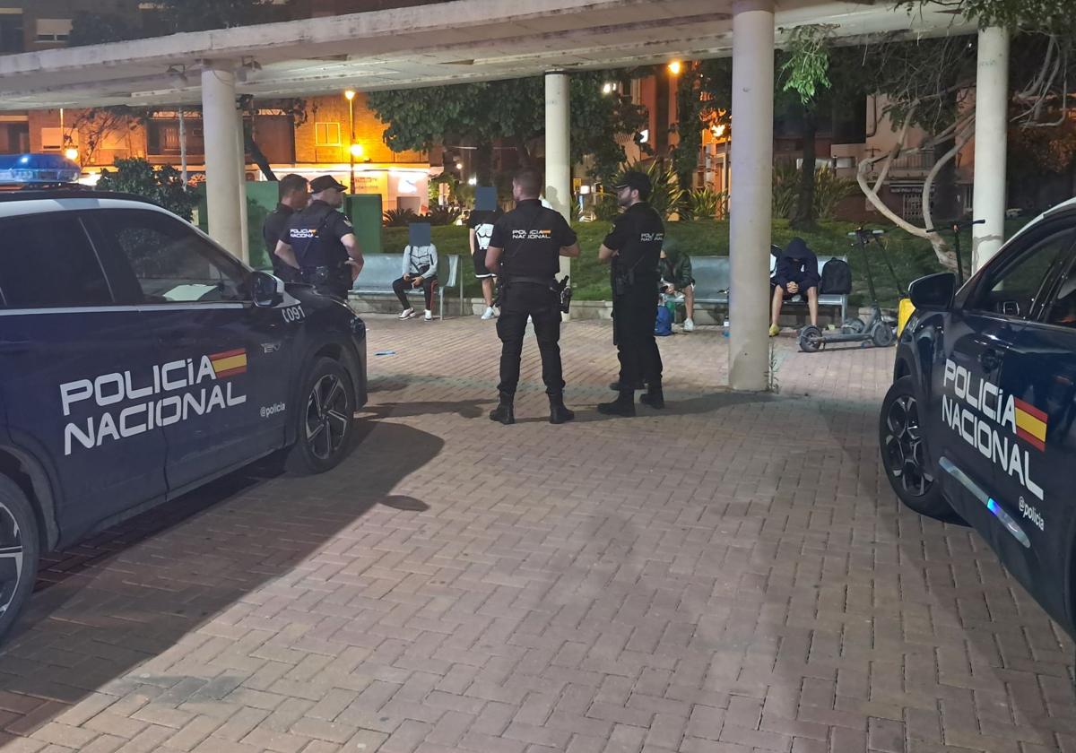 Los agentes identifican a varias personas en Molina.