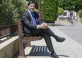 Álvaro de Remedios, sentado en un banco de la Glorieta de España, en Murcia.