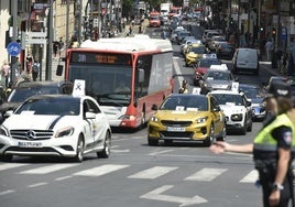 Vehículos de autoescuela, este viernes, a su paso por la Gran Vía.
